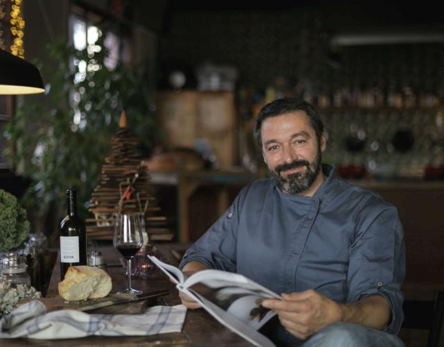 Primož Dolničar s svojo knjigo receptov Z vrta na mizo. Foto: Sandra Kovačič