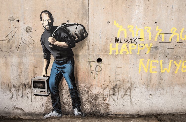 Grafit z naslovom The Son of a Migrant from Syria (Sin migranta iz Sirije), na katerem je upodobljen ustanovitelj Appla Steve Jobs, se je prvič pojavil leta 2015 v francoskem begunskem taborišču blizu Calaisa.
