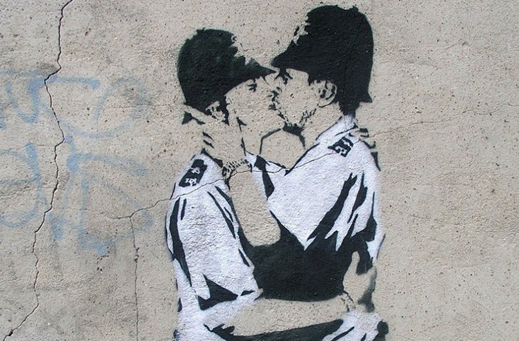 Banksyjeva poljubljajoča se policista (Kissing Coppers) je eno od umetnikovih bolj znanih del. 