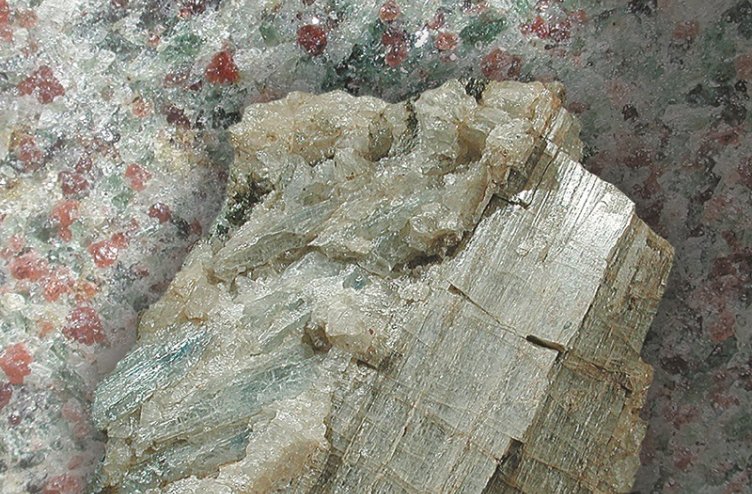 Zois bi bil zagotovo ponosen, če bi vedel, da je mineral, ki so ga njemu v čast leta 1805 poimenovali zoisit, med najbolje prodajanimi barvnimi kamni.