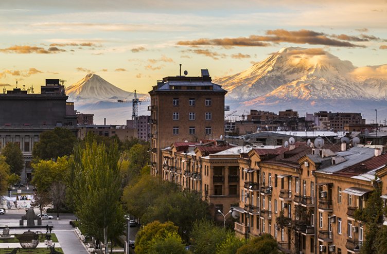  Erevan je poln nasprotij, od elitnih četrti z luksuznimi hoteli in prodajalnami visoke mode, kjer se po širokih avenijah vozijo avtomobili najvišjega cenovnega razreda, do revnih delov mesta, v katerih se zdi, da se je čas ustavil že pred več kot pol stoletja.