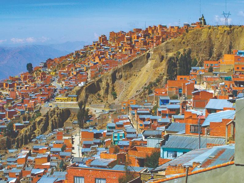 V glavnem so La Paz gole opečnate hiše brez fasade, ki grizejo v hrib in in se včasih obešajo na skale, kot da se pripravljajo na skok v globino. Včasih se to tudi zgodi. Lani je plaz odnesel več sto hiš v središču mesta.